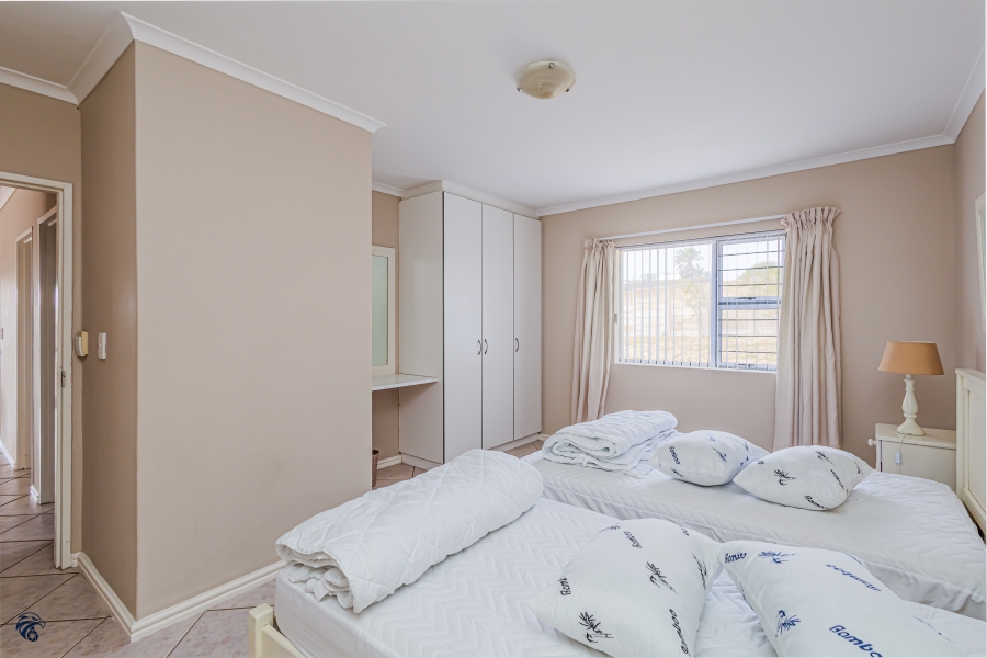 6 Bedroom Property for Sale in Middedorp Western Cape